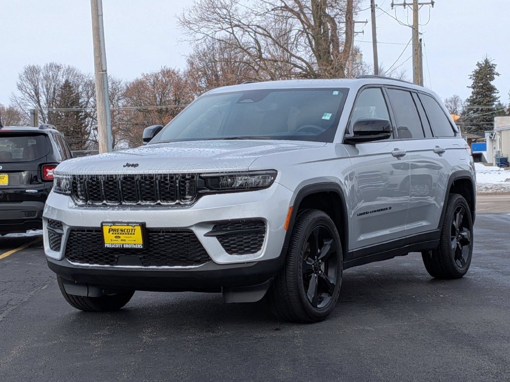 Used 2024 Jeep Grand Cherokee Altitude AWD/4WD image 3