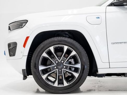 Certified 2022 Jeep Grand Cherokee Overland w/ Luxury Tech Group IV AWD/4WD image 40