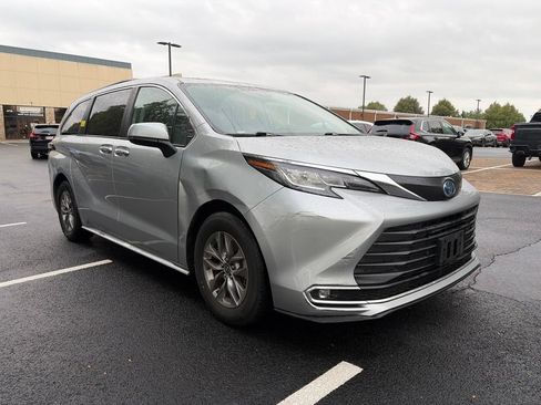 Used 2023 Toyota Sienna XLE FWD image 3