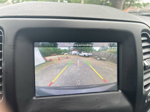 Used 2019 Jeep Compass Latitude w/ Cold Weather Group FWD image 29