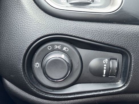 Used 2023 Jeep Renegade Latitude AWD/4WD image 17
