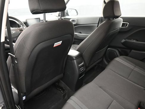 Used 2025 Hyundai Venue SEL FWD image 17