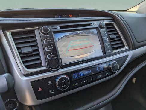 Used 2018 Toyota Highlander XLE image 25