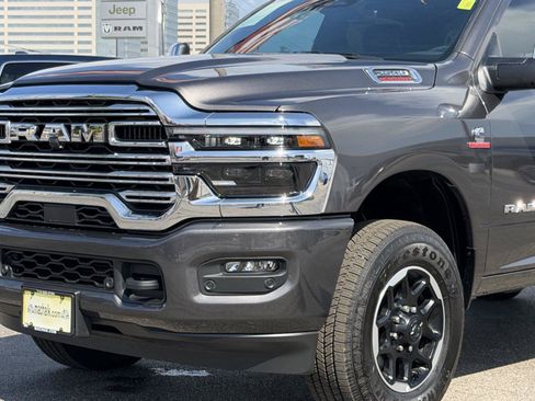 Used 2025 RAM 2500 Laramie AWD/4WD image 9