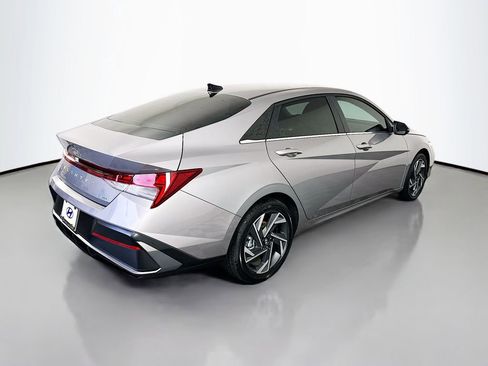 Certified 2025 Hyundai Elantra Limited w/ Cargo Package FWD image 5