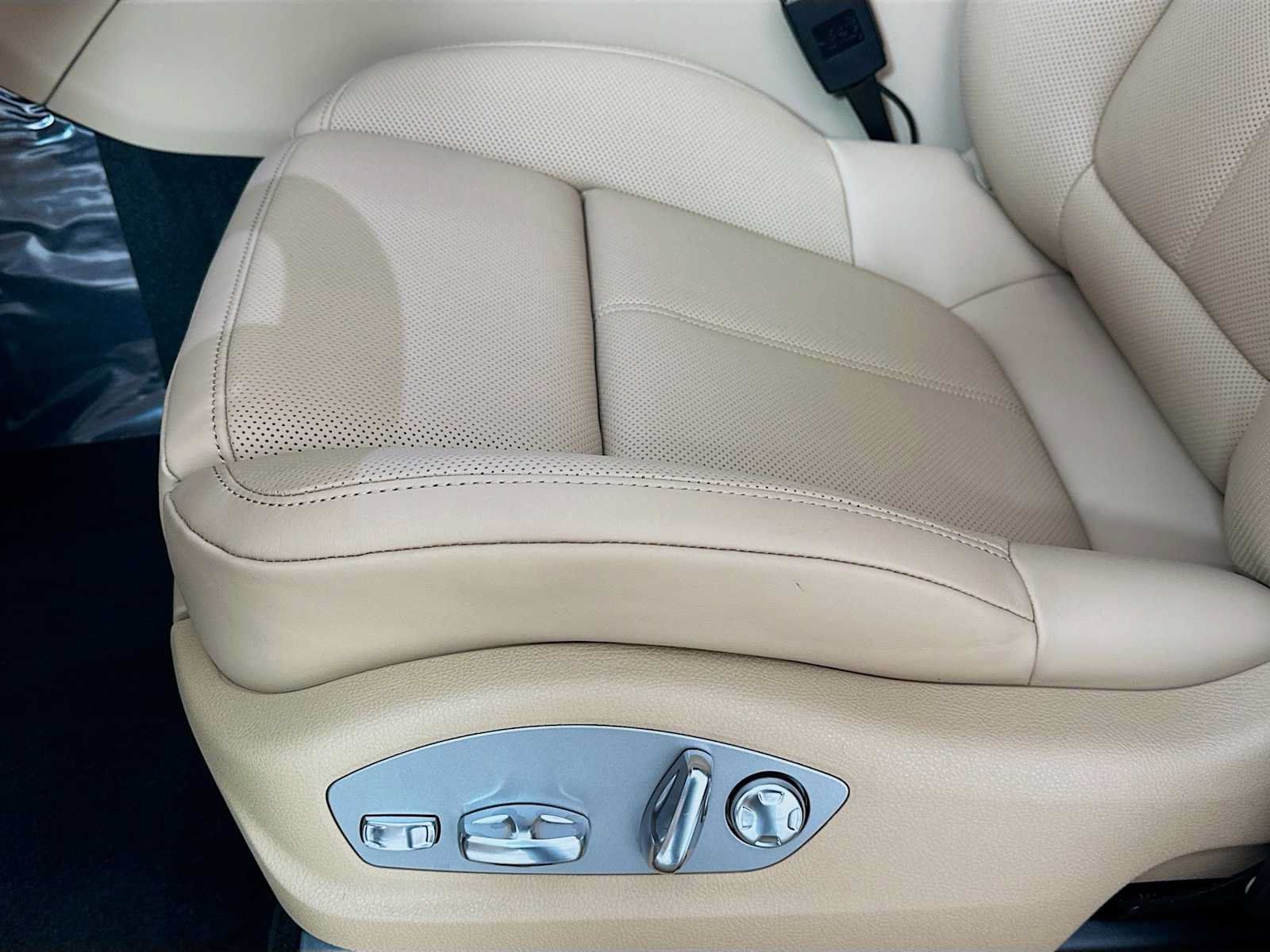 Used 2026 Porsche Macan AWD/4WD image 12