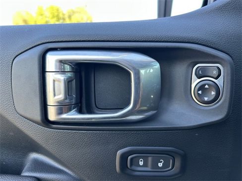 Used 2024 Jeep Wrangler Unlimited image 31