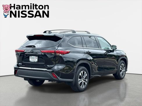 Used 2021 Toyota Highlander XLE AWD/4WD image 2