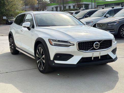 Used 2024 Volvo V60 B5 Cross Country Ultimate image 7
