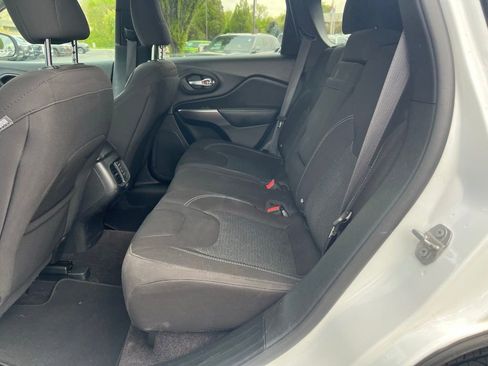 Used 2019 Jeep Cherokee Latitude w/ Popular Appearance Group AWD/4WD image 26
