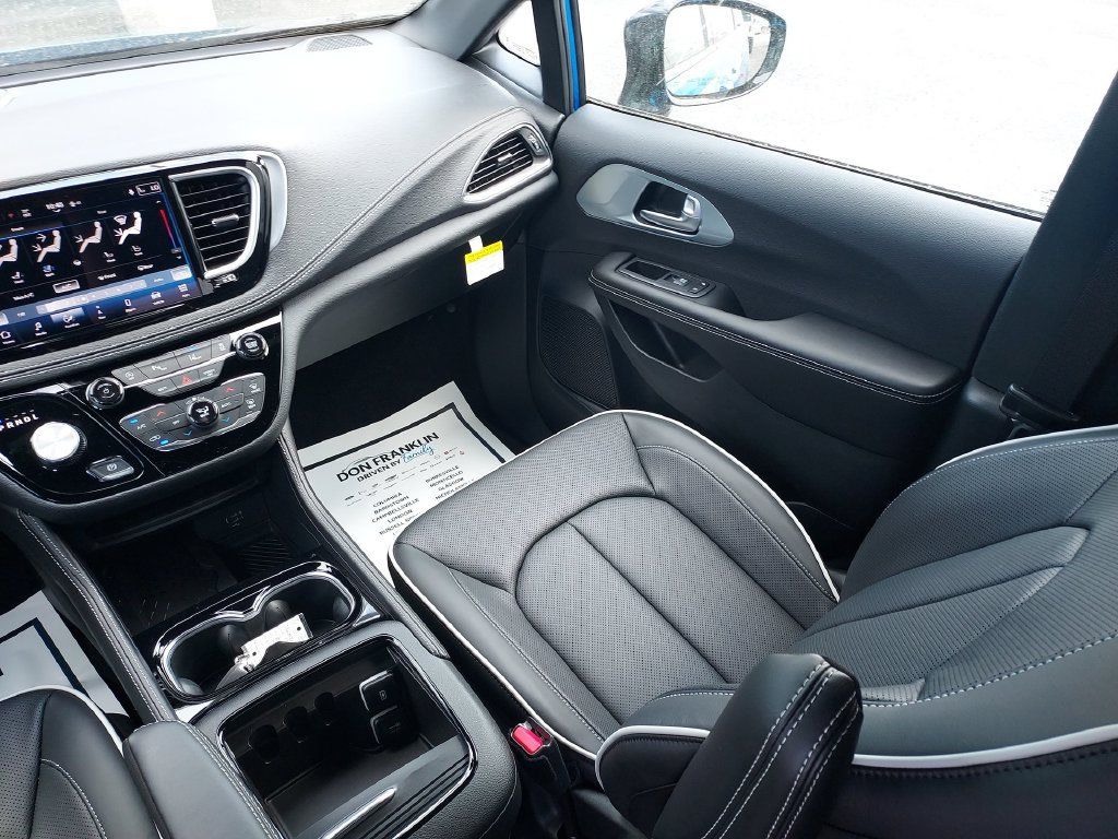 New 2026 Chrysler Pacifica Limited w/ S Appearance Package FWD image 11