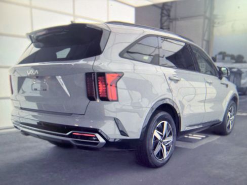 Used 2023 Kia Sorento EX w/ Panoramic Sunroof Package FWD image 2