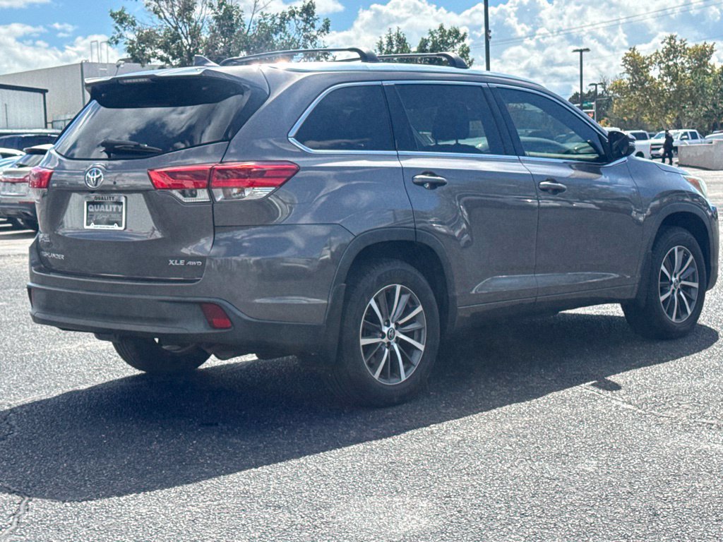 Used 2017 Toyota Highlander XLE AWD/4WD image 8