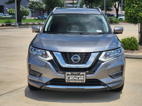 Used 2018 Nissan Rogue SV w/ Premium Package FWD image 2