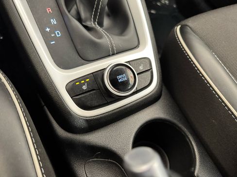 Used 2022 Hyundai Venue Limited image 23