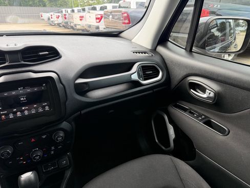 Used 2020 Jeep Renegade Latitude FWD image 20