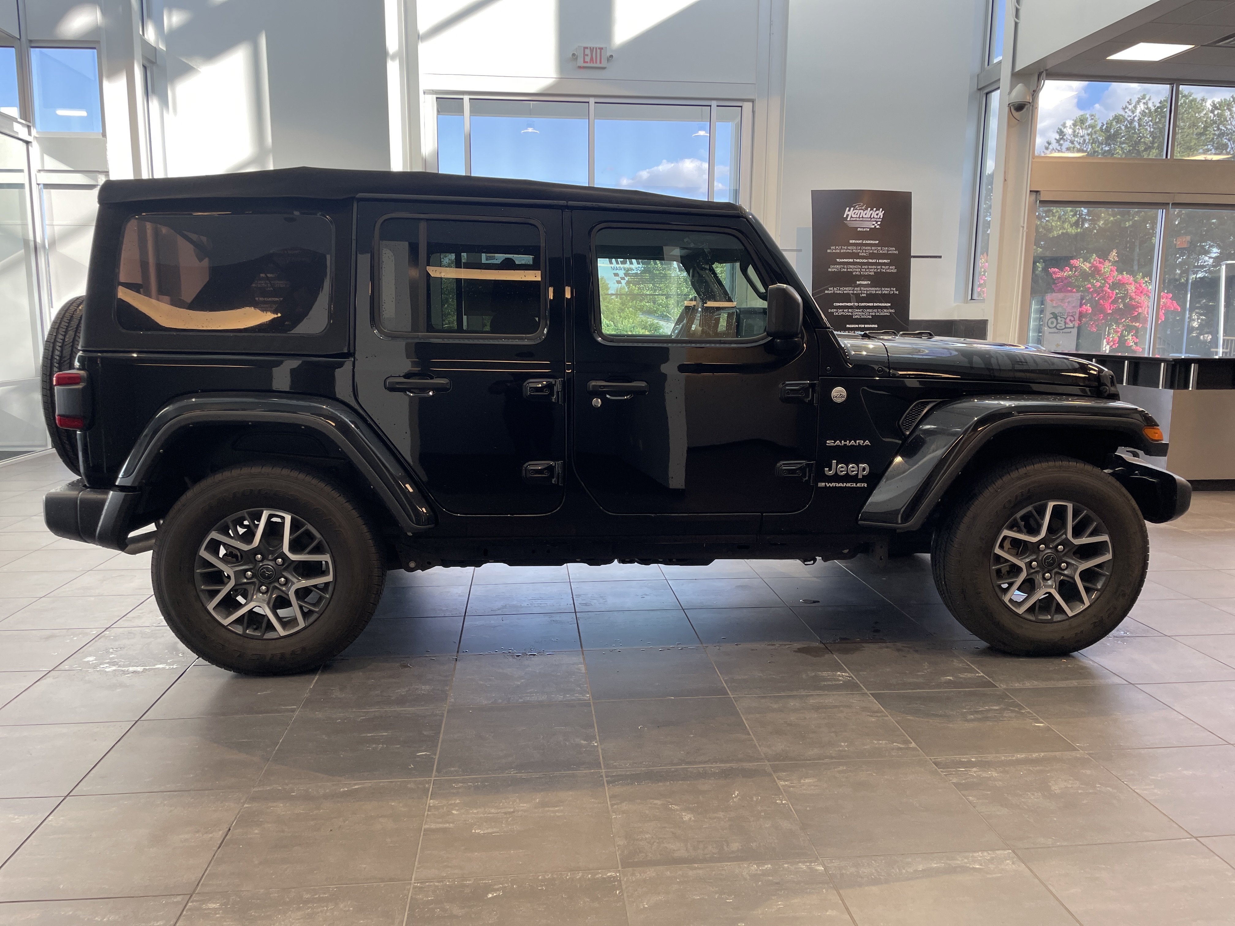Used 2024 Jeep Wrangler Unlimited Sahara w/ Technology Group AWD/4WD image 11