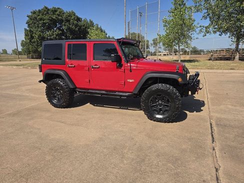 Used 2014 Jeep Wrangler Unlimited Sahara AWD/4WD image 22