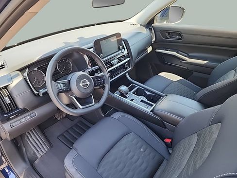 Used 2025 Nissan Pathfinder SV FWD image 16