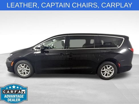 Used 2024 Chrysler Pacifica Touring-L FWD image 7