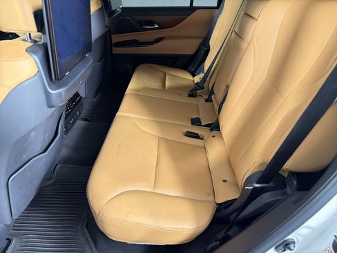 Used 2023 Lexus LX 600 4WD w/ Luxury Package image 15
