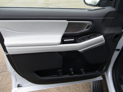 Used 2025 Ford Expedition Platinum w/ Platinum Ultimate Package image 10