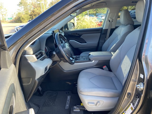 Used 2021 Toyota Highlander LE FWD image 34