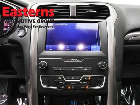 Used 2020 Ford Fusion SE FWD image 11