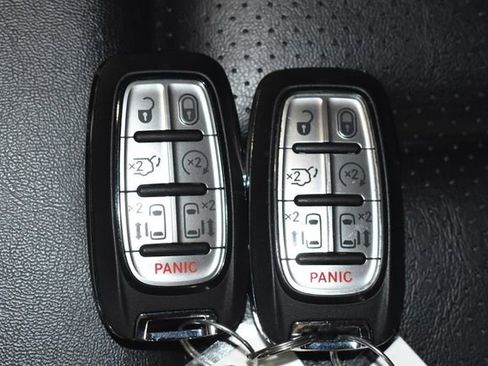 Certified 2024 Chrysler Pacifica Touring-L image 24