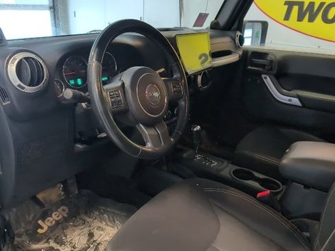 Used 2014 Jeep Wrangler Unlimited Sahara w/ Connectivity Group image 10