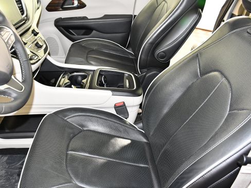 Used 2023 Chrysler Pacifica Limited FWD image 38