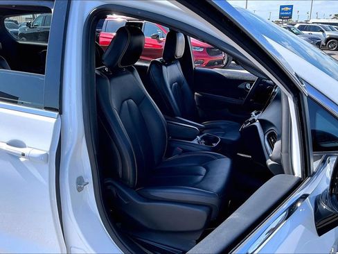 Used 2025 Chrysler Pacifica Select FWD image 27
