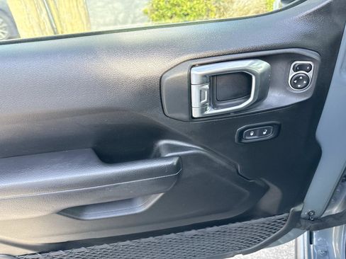 Used 2025 Jeep Wrangler Willys image 17