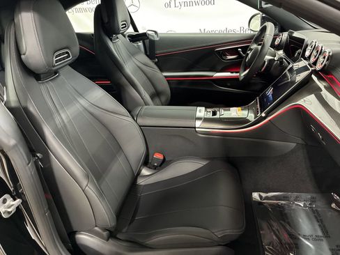 Used 2025 Mercedes-Benz CLE 450 4MATIC Cabriolet image 12