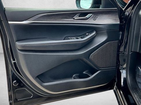 Used 2024 Jeep Grand Cherokee Limited image 17