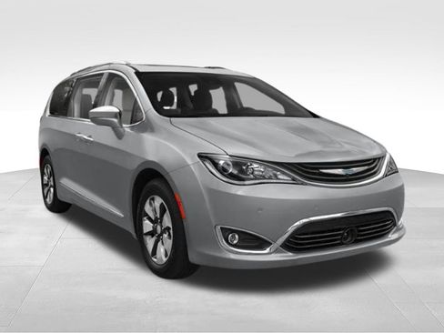 Used 2020 Chrysler Pacifica Touring-L w/ S Appearance Package FWD image 9