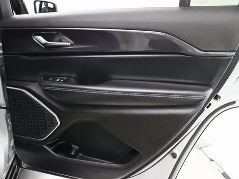 Used 2022 Jeep Grand Cherokee L Laredo image 40