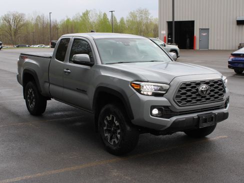 Used 2021 Toyota Tacoma TRD Off-Road w/ TRD Premium Off Road Package AWD/4WD image 3