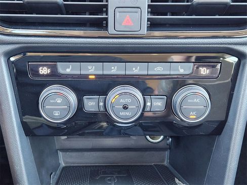 Used 2024 Volkswagen Taos SE image 21