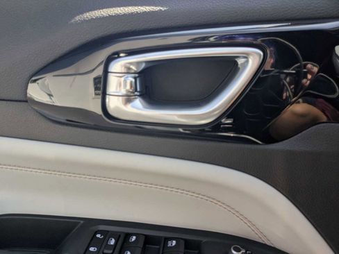 New 2025 Jeep Compass Limited w/ Sun & Sound Group image 8