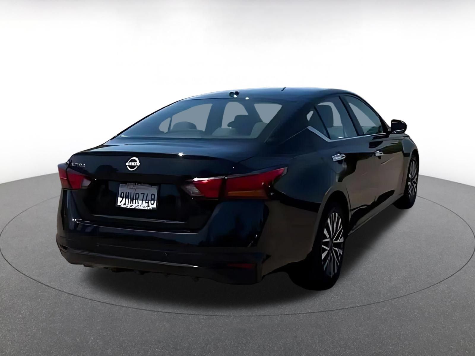 Used 2025 Nissan Altima 2.5 SV FWD image 13