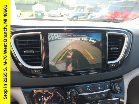 Used 2023 Chrysler Pacifica Touring-L FWD image 29