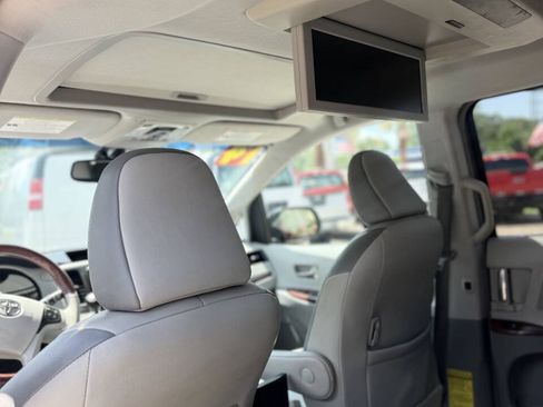 Used 2014 Toyota Sienna Limited w/ Limited Premium Package FWD image 16