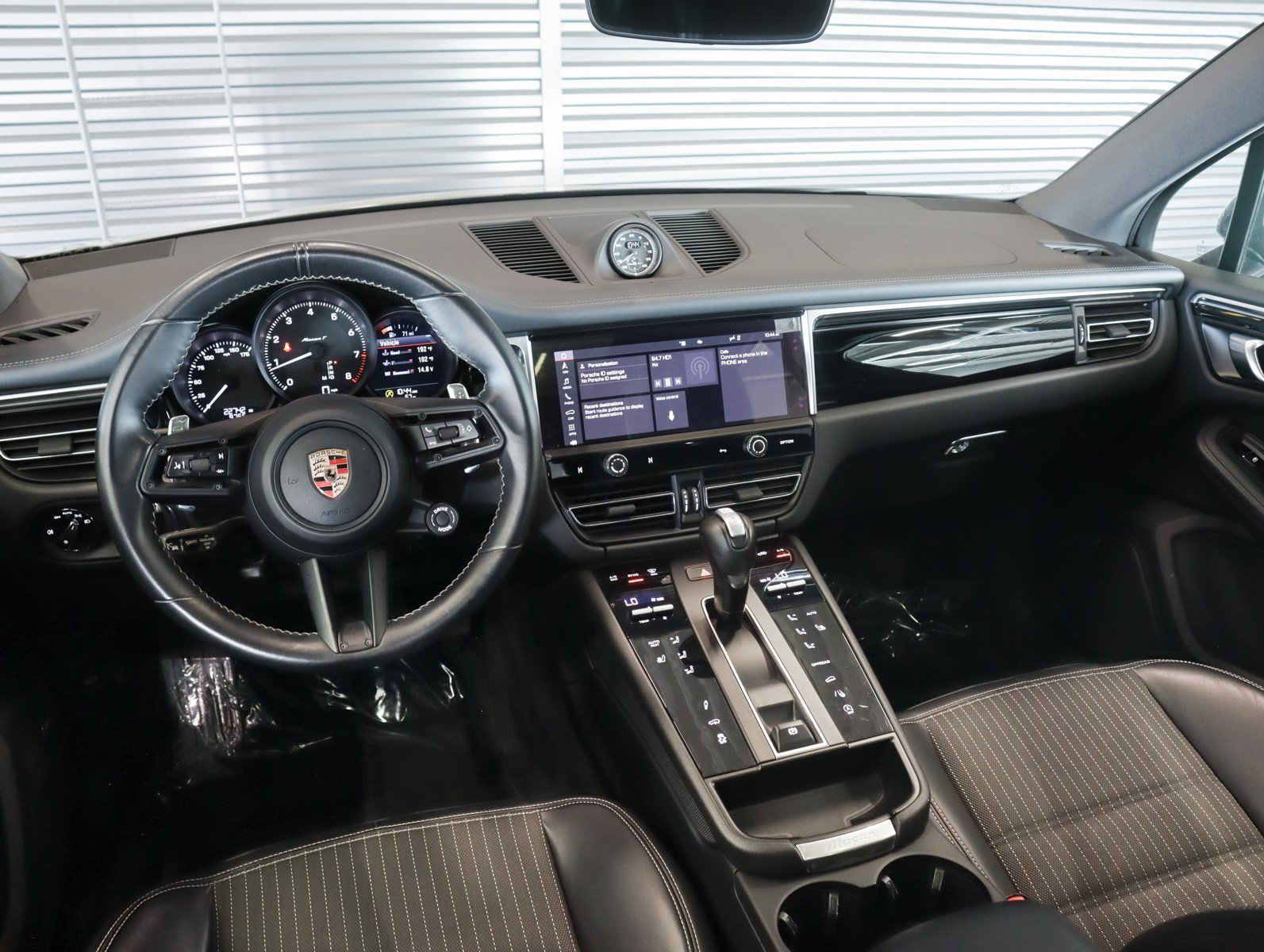 Used 2023 Porsche Macan Turbo AWD/4WD image 19