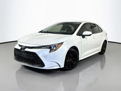 Used 2020 Toyota Corolla LE FWD image 3
