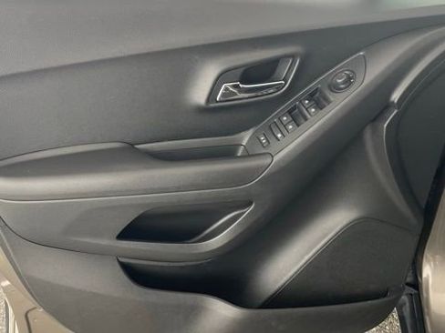 Used 2020 Chevrolet Trax LS image 34