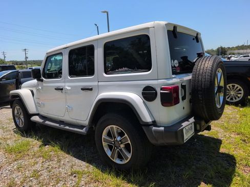 Used 2018 Jeep Wrangler Unlimited Sahara AWD/4WD image 6