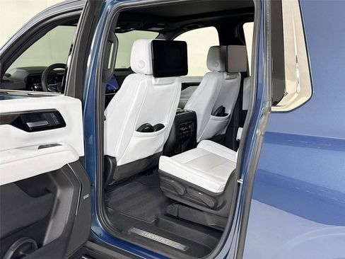 Used 2025 Chevrolet Suburban Premier image 27