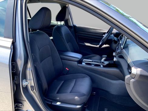 Used 2024 Nissan Altima 2.5 SV FWD image 8