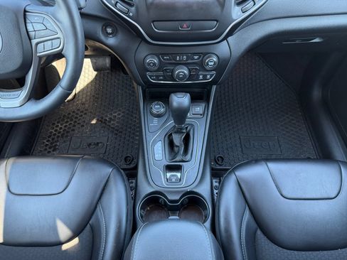 Used 2019 Jeep Cherokee Latitude Plus w/ Cold Weather Group AWD/4WD image 13